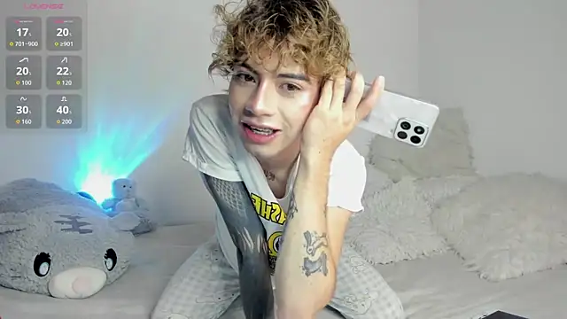 Snapshot of Henophiid chatting on November 3, 2:57 am Henophiid online show from November 3, 2:57 am