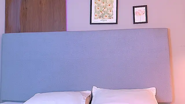 Snapshot of NaomiKlarc chatting on September 25, 3:21 am NaomiKlarc online show from September 25, 3:21 am