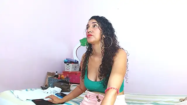 Snapshot of latinabueno41 chatting on January 17, 4:04 pm latinabueno41 online show from January 17, 4:04 pm