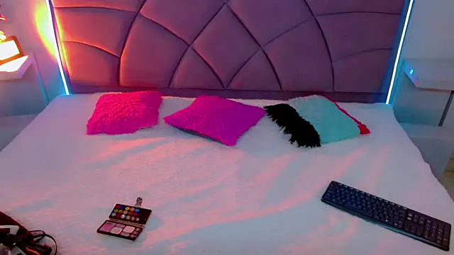 Snapshot of Carolaine01 chatting on October 10, 9:03 pm Carolaine01 online show from October 10, 9:03 pm