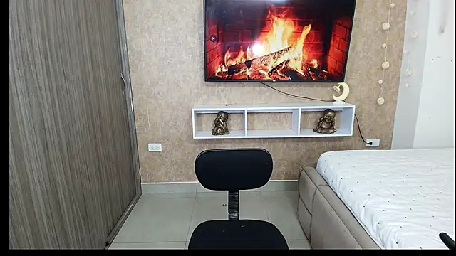 Snapshot of sexy_melany_xxx chatting on December 22, 9:11 am sexy melany xxx online show from December 22, 9:11 am