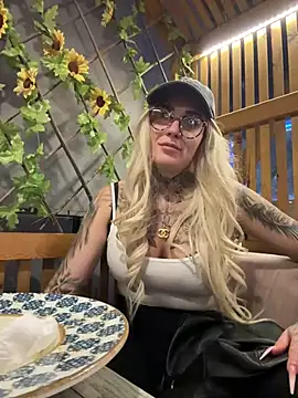 Mia-Fuchs online show from March 16, 6:55 pm