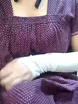 Snapshot of mallupriyapriya chatting on January 6, 5:08 am mallupriyapriya online show from January 6, 5:08 am