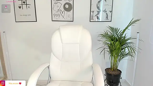 Snapshot of NiiaEvanss chatting on March 12, 8:41 pm NiiaEvanss online show from March 12, 8:41 pm