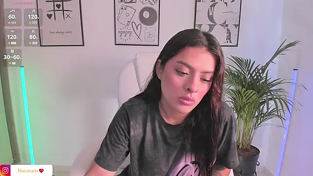 Snapshot of NiiaEvanss chatting on March 21, 1:23 pm NiiaEvanss online show from March 21, 1:23 pm