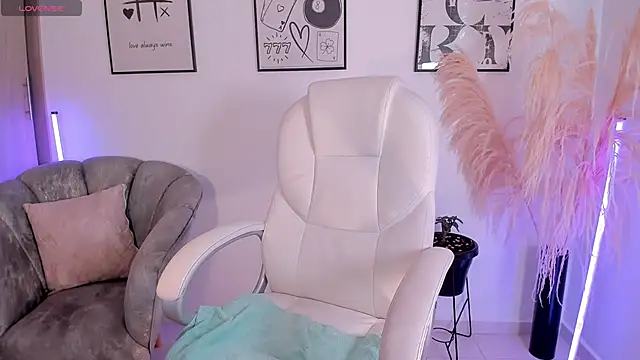 Snapshot of NiiaEvanss chatting on November 22, 1:43 pm NiiaEvanss online show from November 22, 1:43 pm