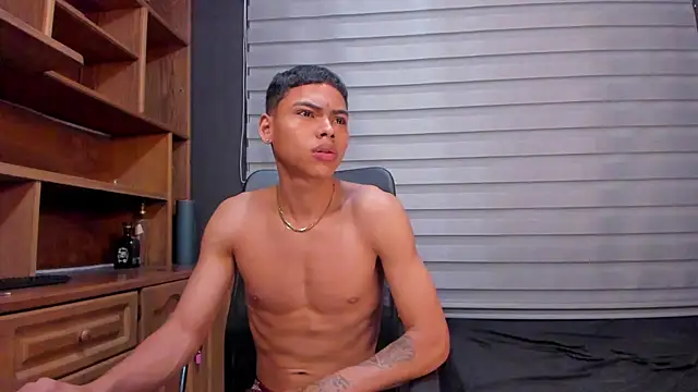 Snapshot of adam_piarse01 chatting on March 15, 12:47 am adam piarse01 online show from March 15, 12:47 am