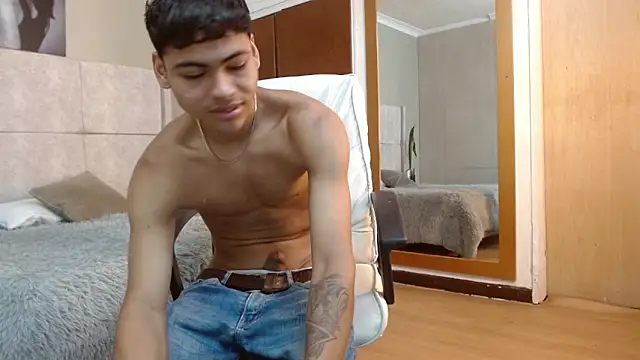 Snapshot of adam_piarse01 chatting on October 2, 3:46 am adam piarse01 online show from October 2, 3:46 am