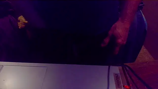 Snapshot of bluedragon0525 chatting on October 11, 3:39 am bluedragon0525 online show from October 11, 3:39 am