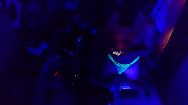 Snapshot of bluedragon0525 chatting on October 15, 8:14 am bluedragon0525 online show from October 15, 8:14 am