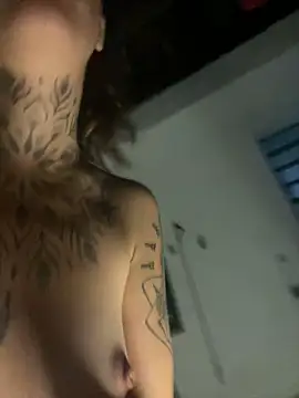 Snapshot of Izy_cute_ chatting on February 2, 4:37 am Izy cute online show from February 2, 4:37 am