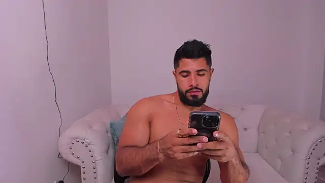 Snapshot of Santiago_huntt chatting on December 9, 9:37 pm Santiago huntt online show from December 9, 9:37 pm