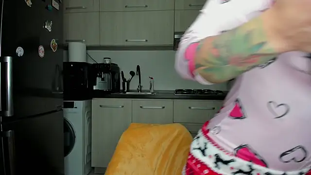 Snapshot of NNNoire chatting on February 8, 8:53 pm NNNoire online show from February 8, 8:53 pm