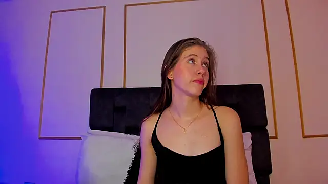 sara  jones gh online show from February 15, 10:42 pm