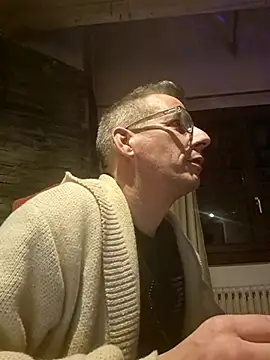 Snapshot of dimitrimarek chatting on February 10, 1:03 am dimitrimarek online show from February 10, 1:03 am