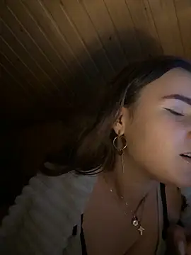 Snapshot of mewKate chatting on December 5, 4:25 pm mewKate online show from December 5, 4:25 pm