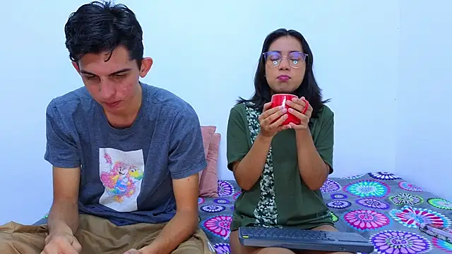 Snapshot of Ana_and_Leo chatting on February 5, 11:44 am Ana and Leo online show from February 5, 11:44 am