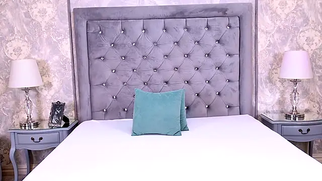 LexiRiley online show from December 4, 6:12 am