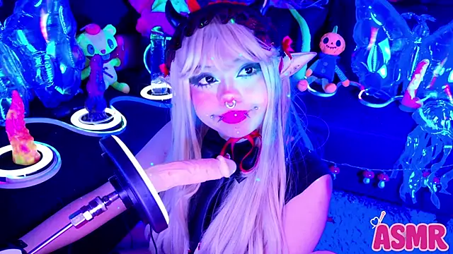 Snapshot of LaytonBox chatting on November 16, 4:45 pm LaytonBox online show from November 16, 4:45 pm