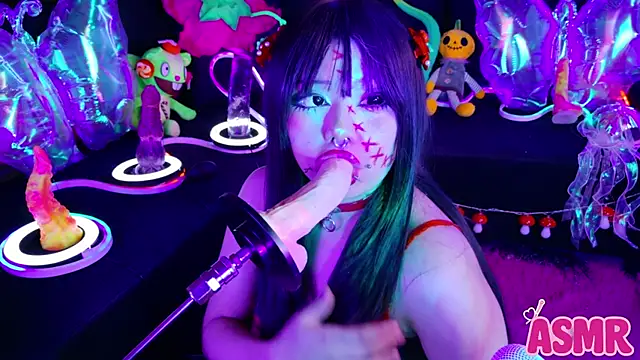 Snapshot of LaytonBox chatting on November 18, 4:22 pm LaytonBox online show from November 18, 4:22 pm