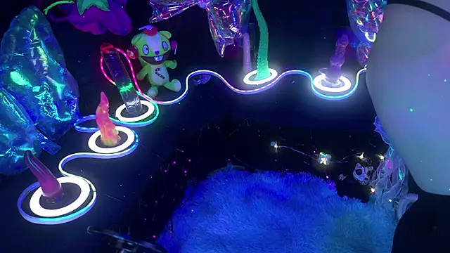 LaytonBox online show from April 13, 12:43 pm