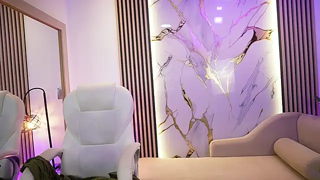 Emma Walkerr  online show from April 8, 7:03 pm