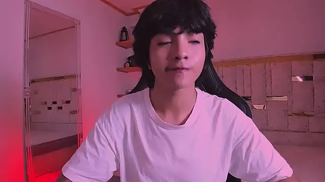 AllanYong18 online show from March 19, 1:43 am