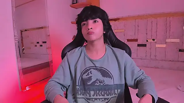 AllanYong18 online show from March 19, 4:47 am