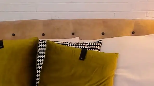 SarahGrays online show from November 17, 5:30 pm