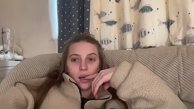 Snapshot of Ella-82 chatting on February 6, 4:25 pm Ella-82 online show from February 6, 4:25 pm