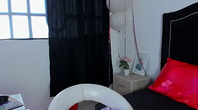 Snapshot of Cleo_Hott chatting on February 25, 2:11 pm Cleo Hott online show from February 25, 2:11 pm