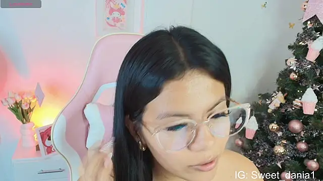 Snapshot of sweet_dania_ chatting on December 19, 3:46 am sweet dania online show from December 19, 3:46 am