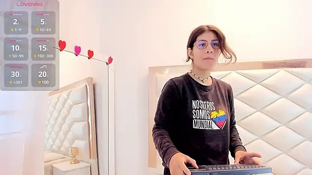 MiaQueen021 online show from February 19, 12:44 pm