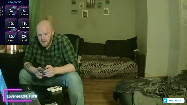 Snapshot of GaySexxPL chatting on April 19, 7:29 am GaySexxPL online show from April 19, 7:29 am