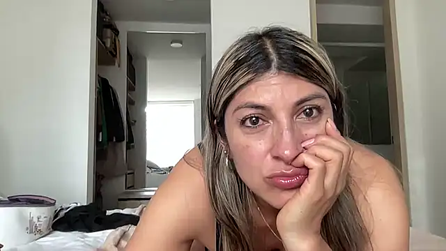 Snapshot of LunaBeya chatting on July 3, 9:43 pm LunaBeya online show from July 3, 9:43 pm