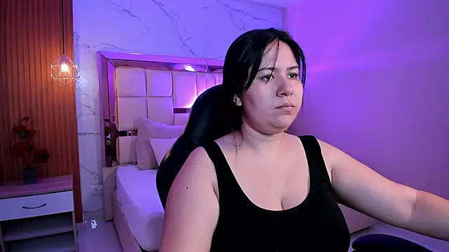 Snapshot of zoes_milee chatting on February 5, 11:37 am zoes milee online show from February 5, 11:37 am