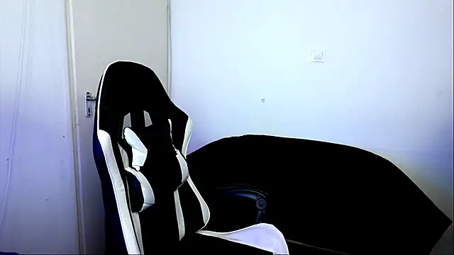 Snapshot of ShyHotNerd chatting on July 28, 7:39 pm ShyHotNerd online show from July 28, 7:39 pm