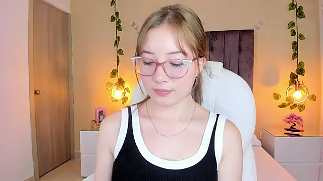 Dahlia Rousse online show from September 27, 8:36 pm