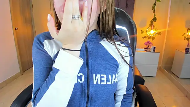 Dahlia Rousse online show from December 21, 6:15 pm