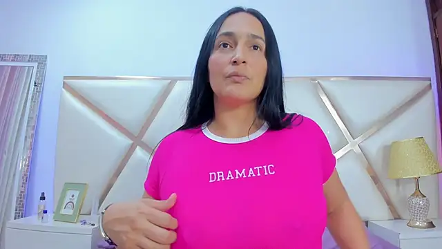 Snapshot of LucineArias chatting on February 8, 7:49 pm LucineArias online show from February 8, 7:49 pm