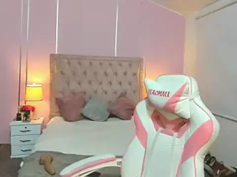 Snapshot of NoaLuxury chatting on March 18, 4:26 am NoaLuxury online show from March 18, 4:26 am