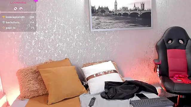 Luxury Woman online show from March 18, 3:09 am