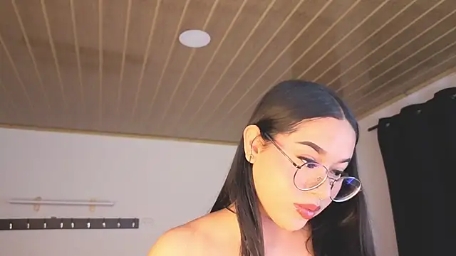 Renaxi Smith online show from March 28, 7:35 pm