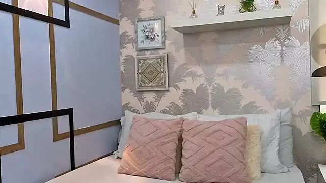 Snapshot of CharlotteGraay chatting on November 6, 7:48 pm CharlotteGraay online show from November 6, 7:48 pm