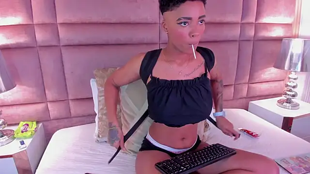 LuciaWallace online show from March 11, 11:37 pm