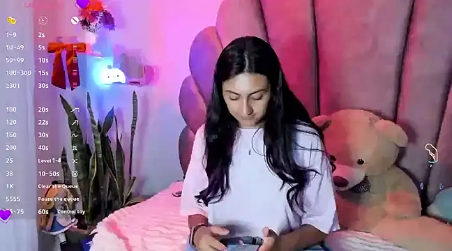 Snapshot of sweetfoxy_17 chatting on February 2, 2:17 am sweetfoxy 17 online show from February 2, 2:17 am