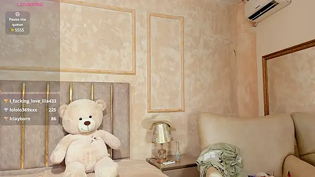 Snapshot of LilaBeily chatting on February 2, 2:17 am LilaBeily online show from February 2, 2:17 am