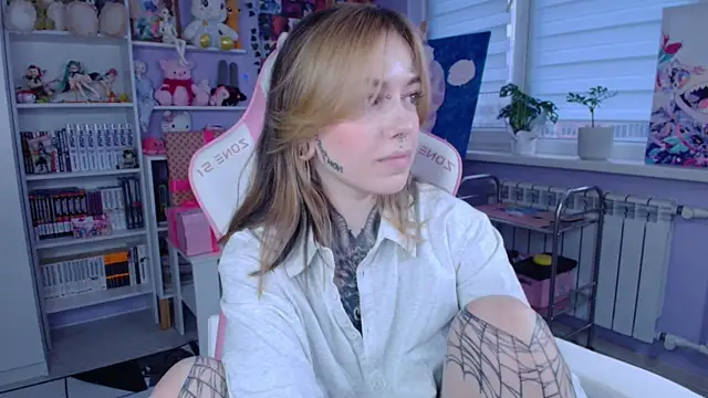 Snapshot of Catharsisi chatting on October 26, 1:39 pm Catharsisi online show from October 26, 1:39 pm