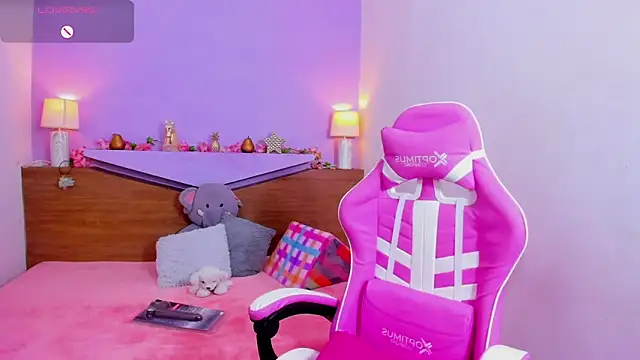 Snapshot of ScarletEmber3 chatting on March 23, 3:43 am ScarletEmber3 online show from March 23, 3:43 am