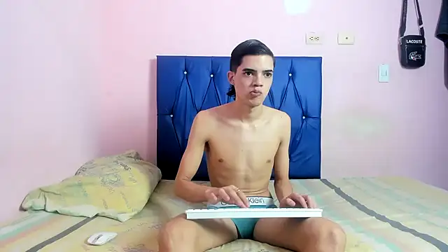 Snapshot of Latinos_2001 chatting on December 16, 3:50 pm Latinos 2001 online show from December 16, 3:50 pm